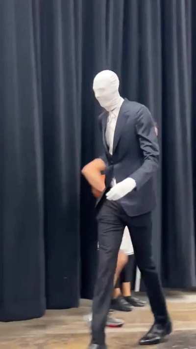 Victor Wembanyama (7'4) dresses as Slenderman for halloween.