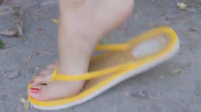 flip flops squish snail (very rare video)