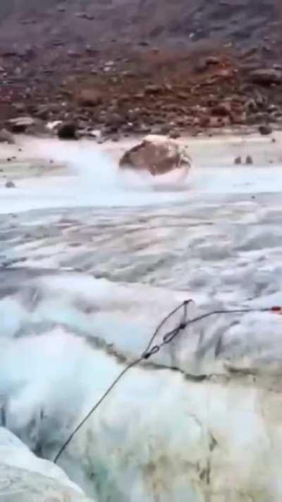 Rockfall on the Elbrus [IG unseen.himalays]