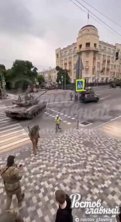 Ru pov: Another video of a city worker doing his job while the developing situation of PMC WAGNER in Rostov continues
