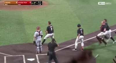 [Highlight] Texas Tech steals home to beat #2 Texas!