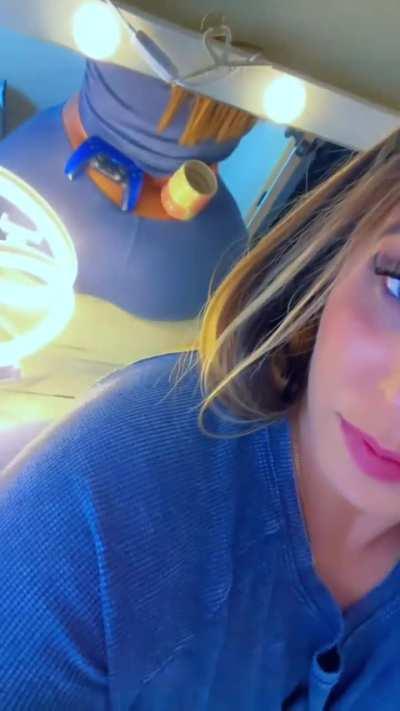 you can put your coffee mug & controller on it 😫