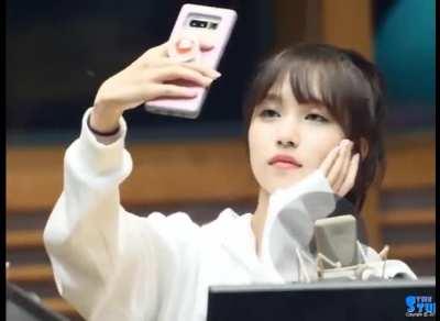 180418 - Mina taking selfies