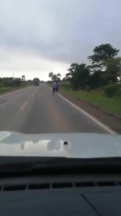 Se encontró con un piquete unipersonal y aplicó el nuevo protocolo anti-protestas