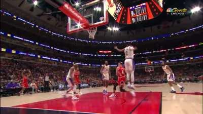 [Highlight] Alex Caruso Breaks Out The Eurostep