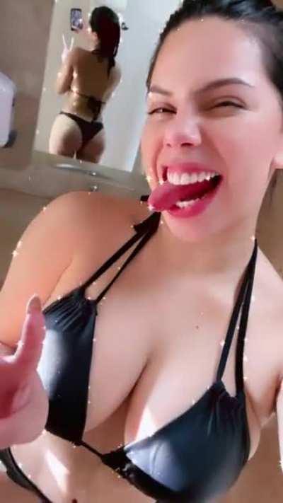 Donde se vienen en lzibeth? Yo le quiero llenar esa boquita de leche 🤤