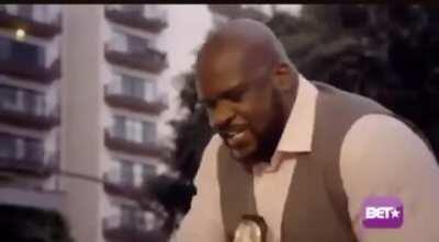 Shaquille O’Neal brutally forces himself onto midget black guy