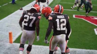 [Field View] A new angle of Kareem Hunt's ladder-climbing hurdle