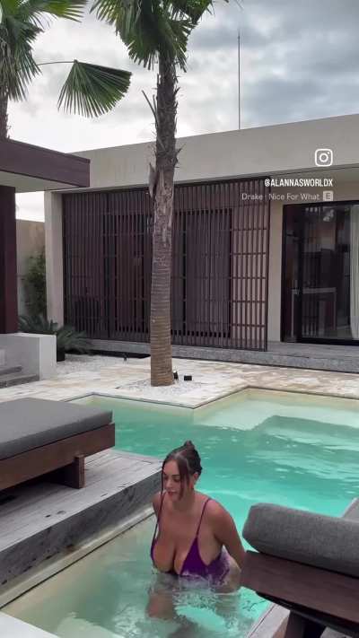 But tit slut Alanna Pow bouncing outta the pool