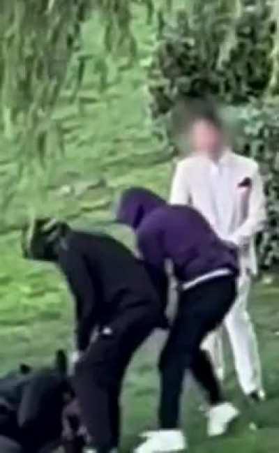 Photographer robbed of camera during wedding