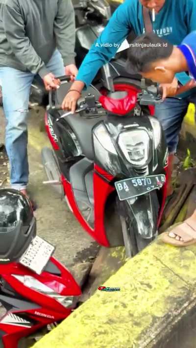 Lewat turunan mesin dimatiin