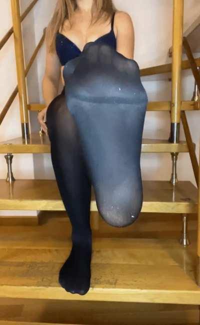 I doubt that you would last 30 seconds with your cock between my feet;)