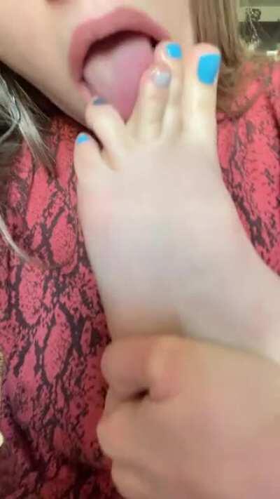 Morning toe suck 😊