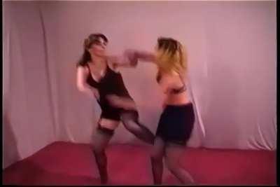 Two unknown girls before a fight, What's the weight difference between them?