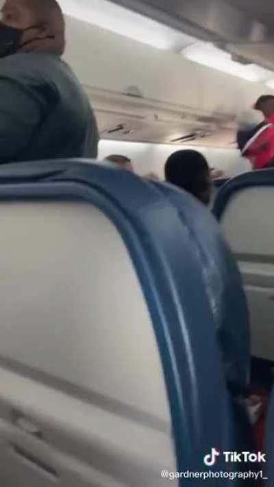 Anti-Masker refused to put her mask back on, therefore forces everyone to de-plane.