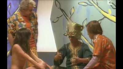 She invites her friends and family to her play, but she doesn't tell them, she's naked in it (Louise Monot - Nos vies rêvées)