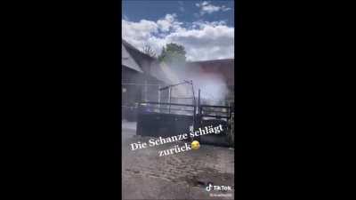 Wär häts gedacht das er denn Hochdruckreiniger gegen Haider benutzt...?