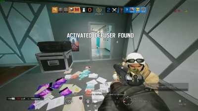 I became bulletproof and disable the defuser ''thanks'' to Ubisoft servers