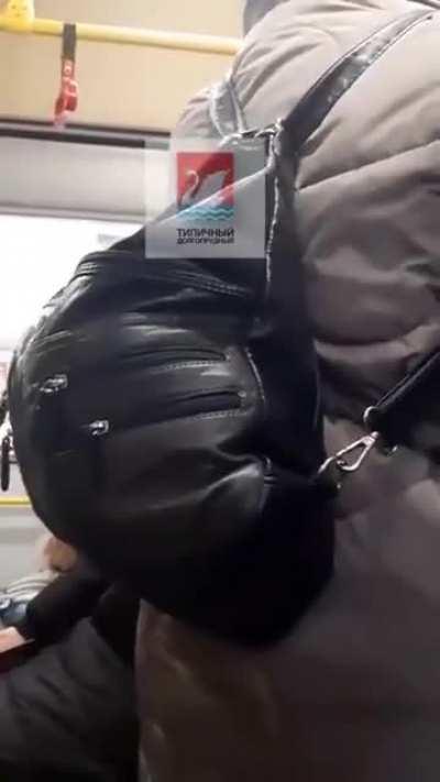 В подмосковном Долгопрудном бабушку, посмевшую высказаться против войны, пассажиры выволокли из автобуса