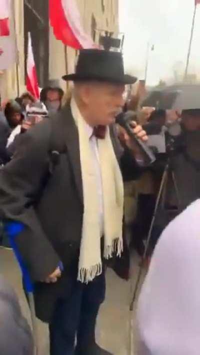 Olszański przed Sejmem wygraża posłom, że skręci im kręgosłupy i nie boi się śmierci, chwilę później dołącza do niego Korwin i mówi, że 