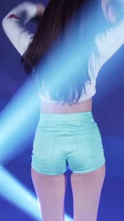 ex-MOMOLAND: Yeonwoo 🥵