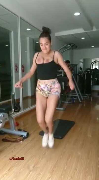 Abla çok güzel ip atlıyon