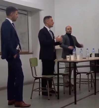 Grande Momo dando clases de virgologia