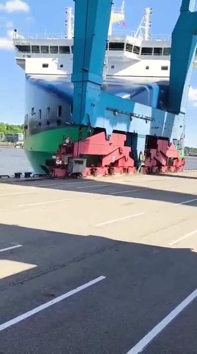Maltese containership cma cgm Ermitage hit the quay wall on 11 May in Hamburg while avoiding a small motor yacht on the Elbe. The 204 m long vessel damaged both the wall and a gantry crane.