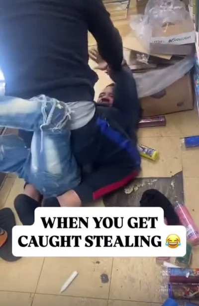 Guy Fight - Man Gets F*cked Up By Cashier In Bodega After Getting Caught Stealing 1v1 Fight