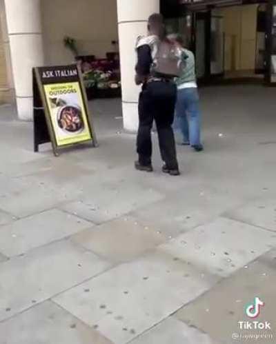 why this nigga scream help 😭