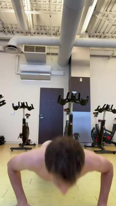 Got naked in the gym! (pt. 2/2)😈🤪
