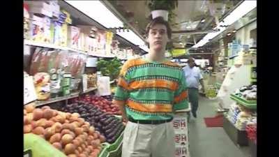 Старушка на рынке за овощами