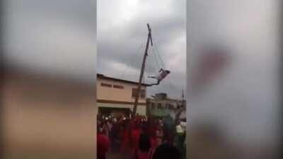WCGW not attaching well someone to a 10 meters high violently shaking cross