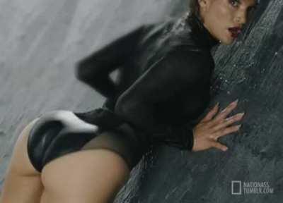 How long could you last inside Jennifer Lopez juicy ass?