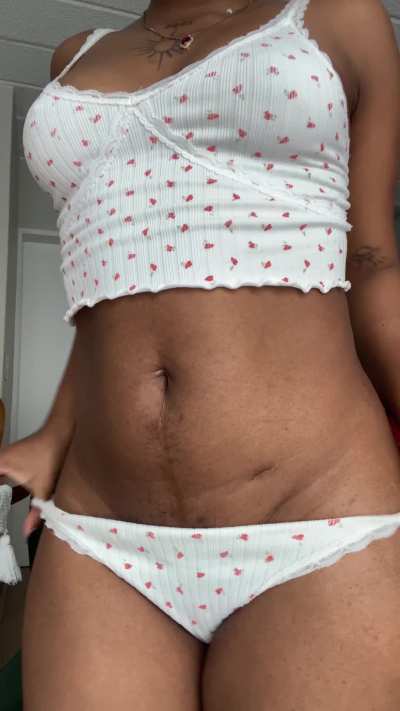 4'11, 100lbs of dark chocolate, built for your cum