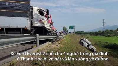 Illegal overtake causes the death of 3 passengers in the white car, the driver survived and was arrested, Kon Tum, Vietnam