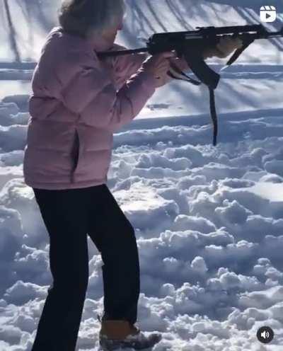 Grandma with the underfolder action 😐