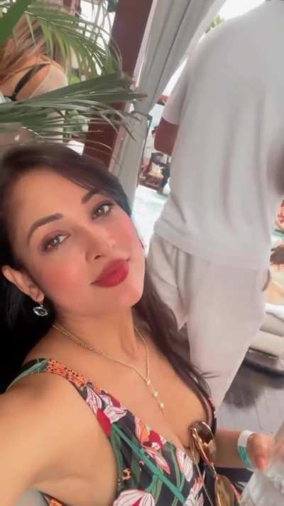 Kash main wo chasma hota to Vidisha ke boobs ko touch kar rha hota.😋