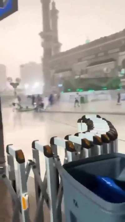 whats happening in makkah bruh 😭