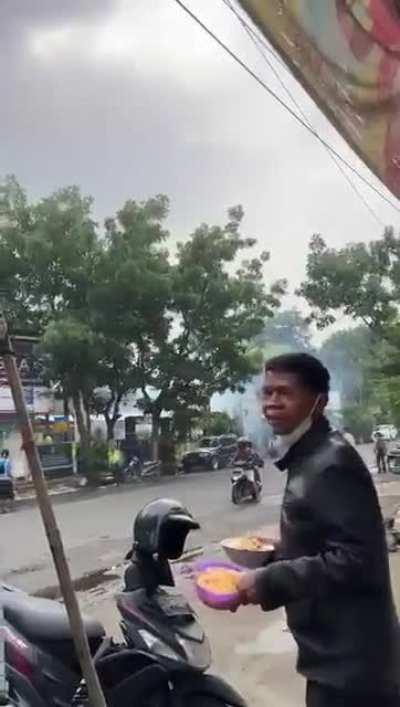 Mas2 berjaket be like: Really?? Right in front of my bubur ayam?