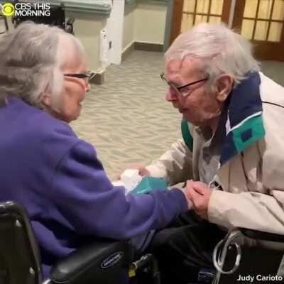 After spending months apart due to the coronavirus pandemic, 89-year-old Jean and 91-year-old Walter Willard, who have been married for 70 years, were reunited at their nursing home in Troy, New York. Let us show them some love ❤️