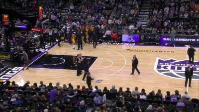 [Highlight] Fan in Sacramento pukes courtside causing a 20 minute delay in the 4th quarter
