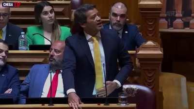 Lula vai a Portugal e assim é recebido: 