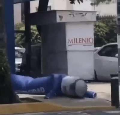 oVeRWorkED EmpLoYEE hAs a SeiZuRe on The sIdeWalK And NObodY HeLPs