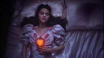 Gorgeous Selena Gomez in new music video