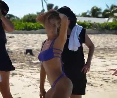 Hannah shaking that ass, and everyone loves it