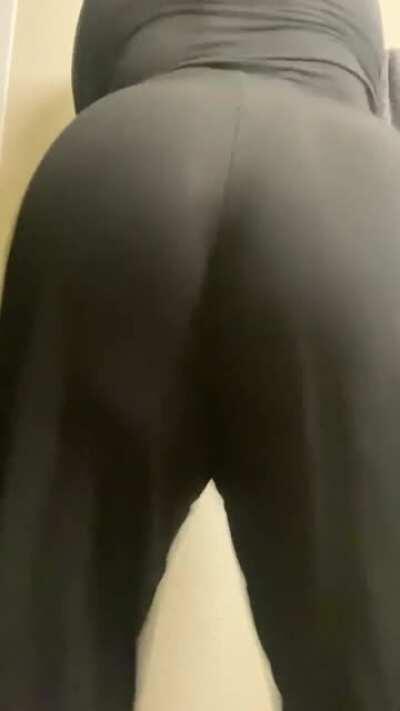 Ass clapping in my new pants 👖
