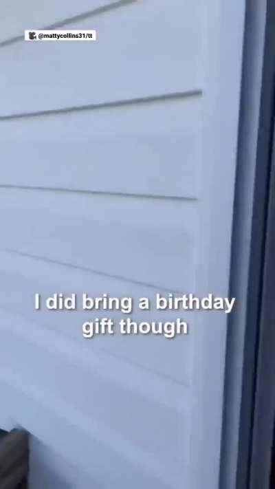 Three Siblings Travel 3.000 Miles to Surprise Father For His 60th Birthday