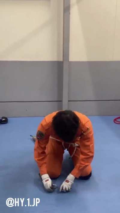 Japanese firefighter shows how to tie an emergency rappelling harness within 10 seconds.