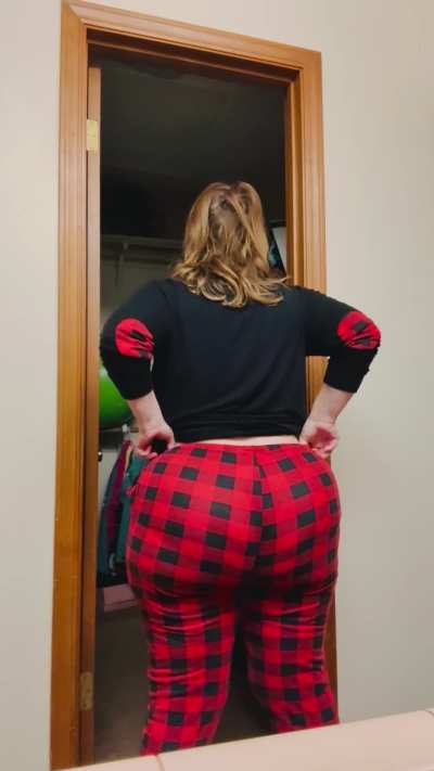 I just let out the loudest farts while having your face shoved into my Milf Ass and you didn’t even flinch. Good boy. Beg me to do it again. 💨 😈